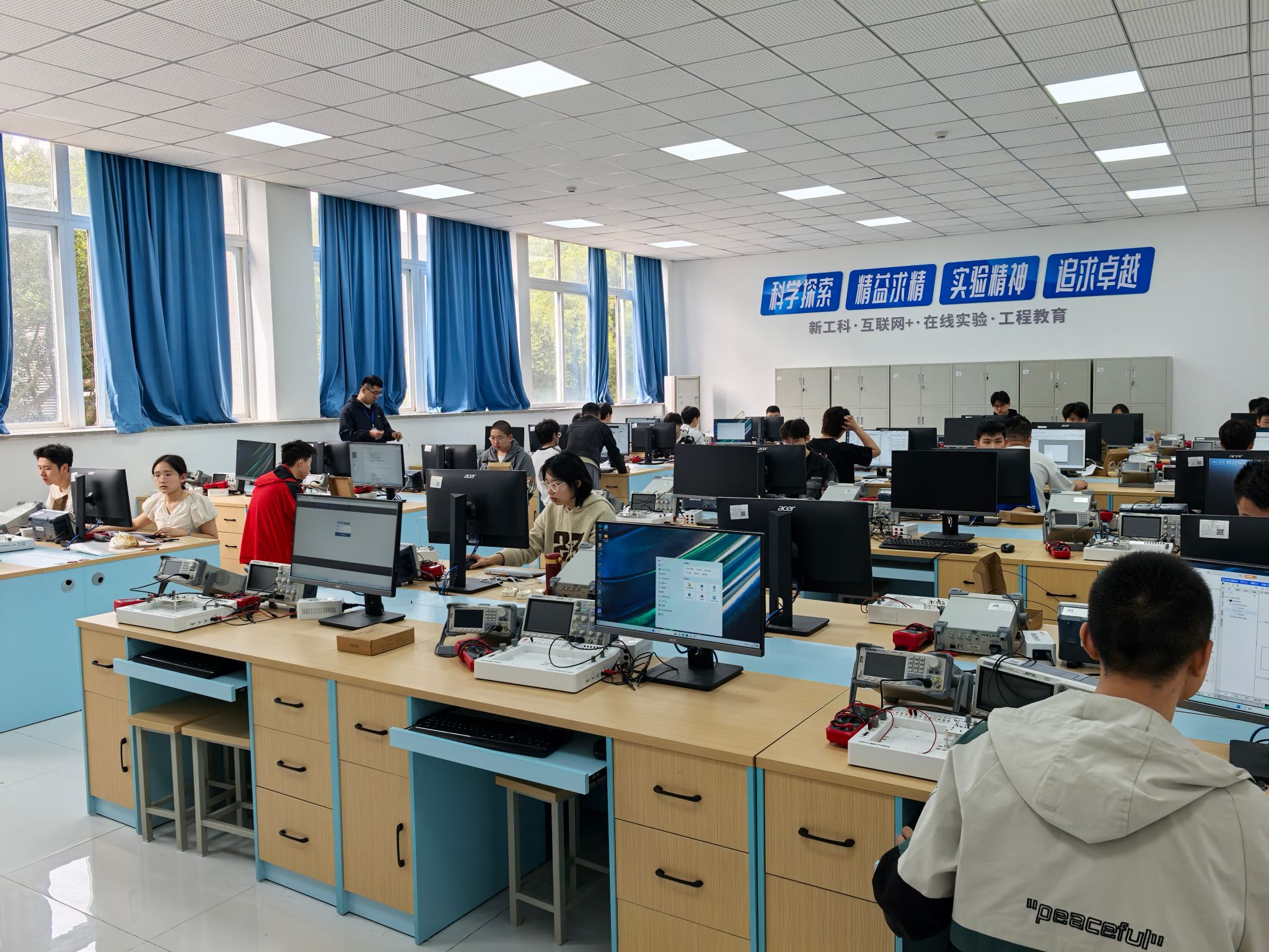 第十六届蓝桥杯省赛圆满落幕 重庆移通学院双校区联动承办千余人软件开发竞技盛事